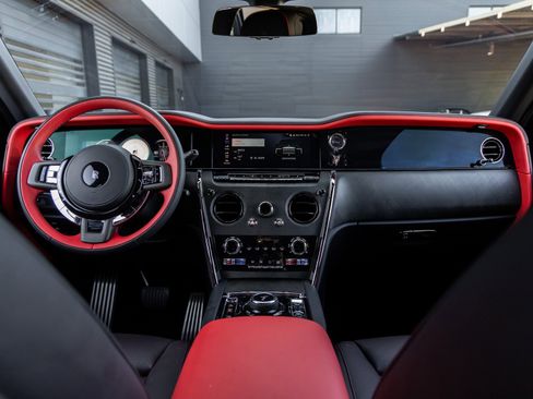 Used 2025 Rolls-Royce Cullinan image 4