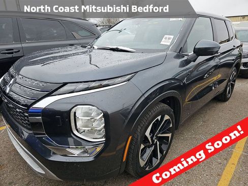 Used 2024 Mitsubishi Outlander SE image 1