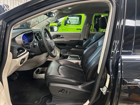 Used 2023 Chrysler Pacifica Touring-L FWD image 14
