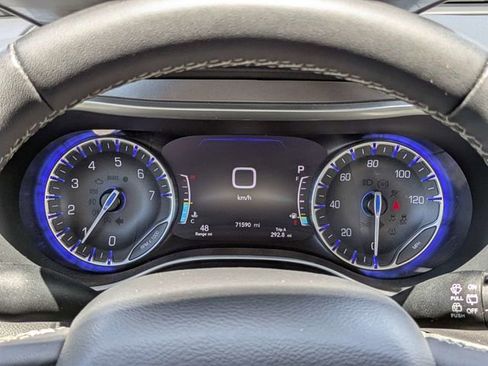 Used 2023 Chrysler Pacifica Touring-L FWD image 29