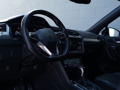 Used 2022 Volkswagen Tiguan SE R-Line image 4