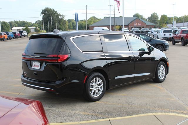 Used 2025 Chrysler Pacifica Select FWD image 5
