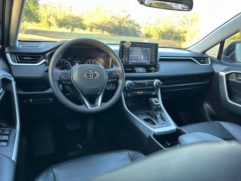Used 2022 Toyota RAV4 XLE Premium image 12