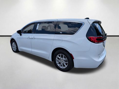 Used 2024 Chrysler Pacifica Touring-L FWD image 6