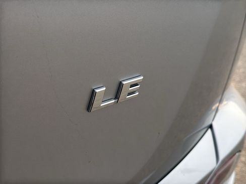 Used 2018 Toyota RAV4 LE FWD image 8