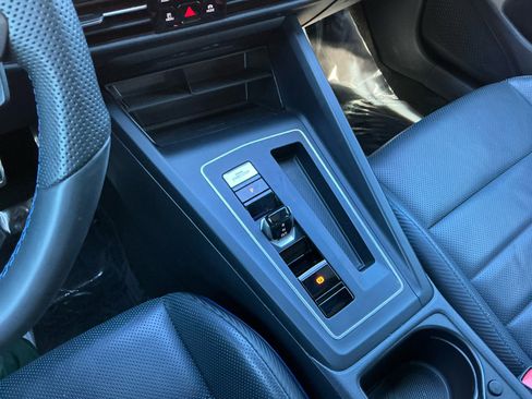 Used 2022 Volkswagen Golf R image 10