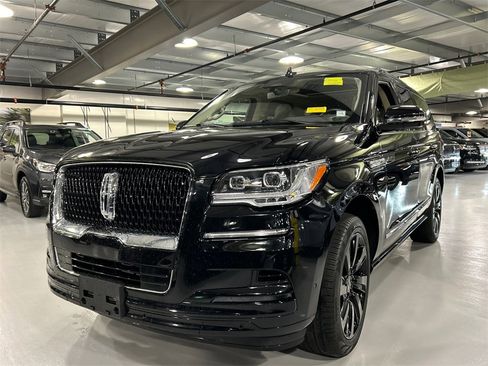 Used 2022 Lincoln Navigator Reserve w/ Monochromatic Package image 5