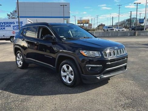 Used 2018 Jeep Compass Latitude w/ Cold Weather Group AWD/4WD image 2