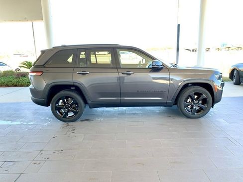 Used 2023 Jeep Grand Cherokee Altitude image 5