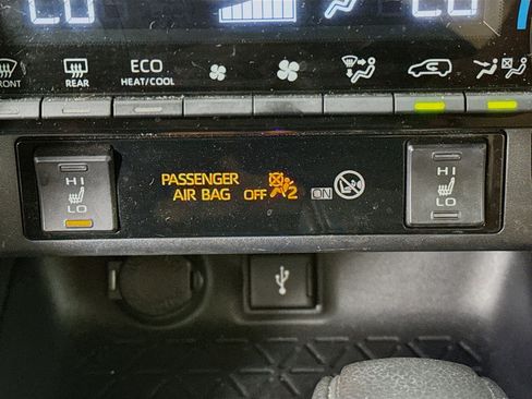 Certified 2022 Toyota RAV4 XLE w/ XLE Grade Weather Package AWD/4WD image 19