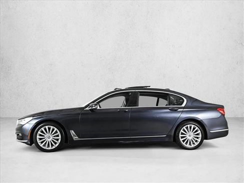 Used 2018 BMW 740i xDrive image 9