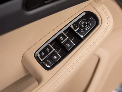 Certified 2025 Porsche Macan image 20