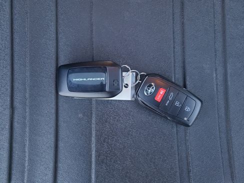 Certified 2024 Toyota Highlander XSE image 32