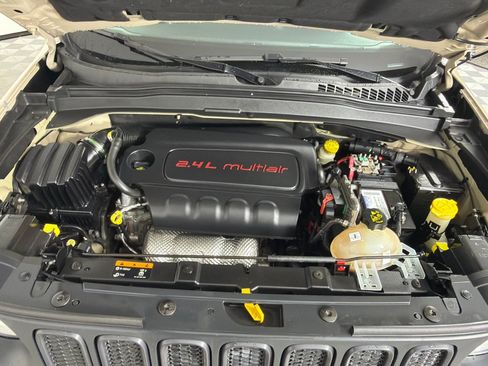 Used 2016 Jeep Renegade Trailhawk w/ Premium Trailhawk Package AWD/4WD image 27