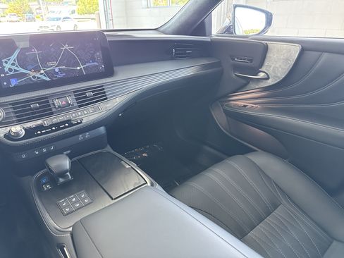 Used 2023 Lexus LS 500h AWD w/ Luxury Package image 40