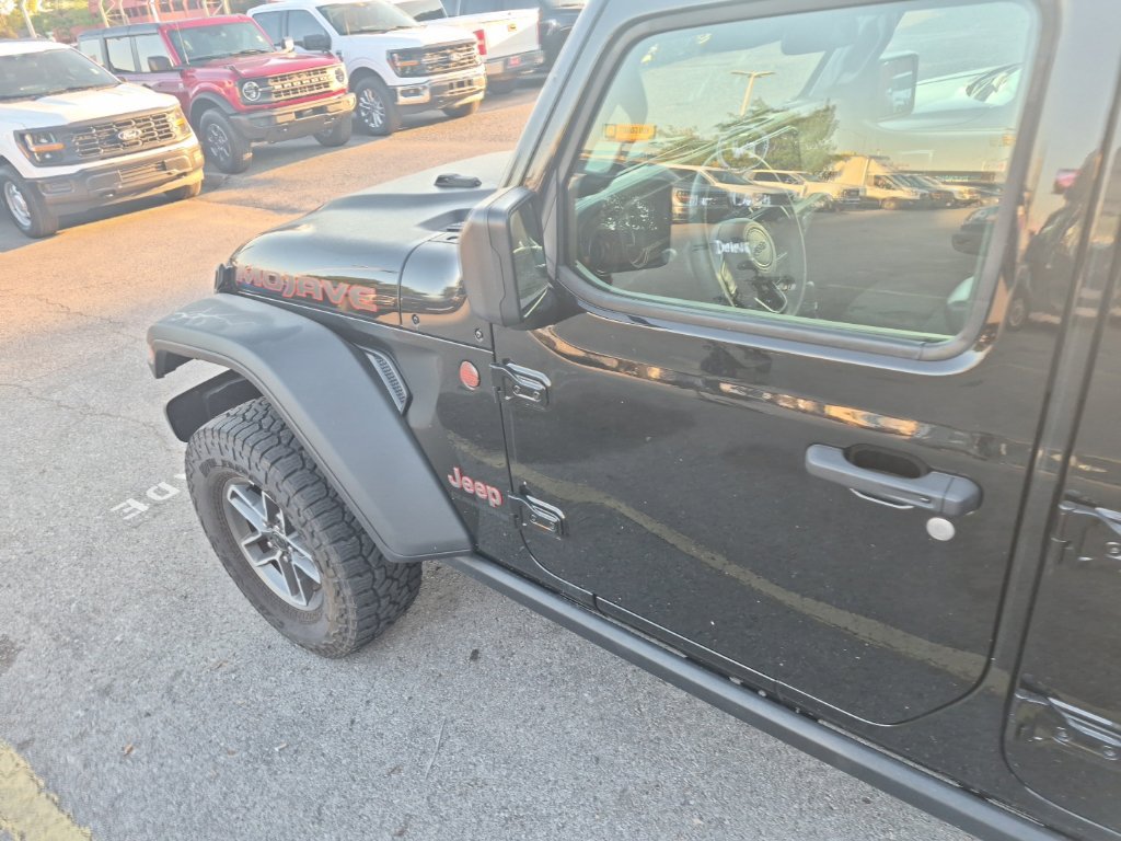 Used 2026 Jeep Gladiator Mojave AWD/4WD image 12
