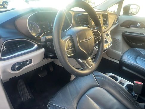 Used 2017 Chrysler Pacifica Touring image 24