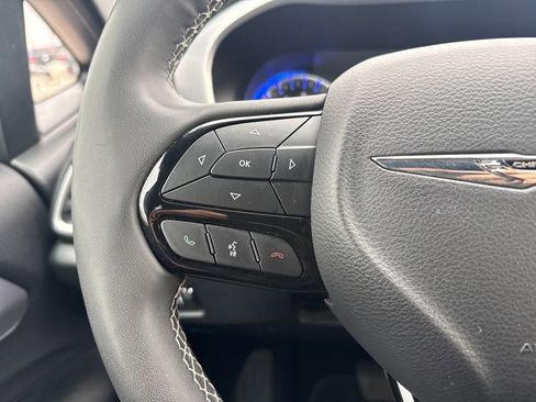 Used 2024 Chrysler Pacifica Touring FWD image 16