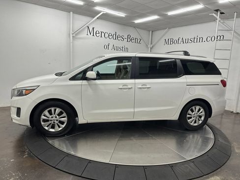 Used 2016 Kia Sedona LX w/ Option Group 020 FWD image 4