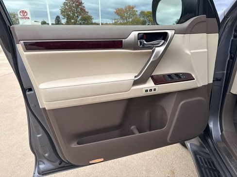 Used 2018 Lexus GX 460 Premium w/ Premium Package image 16