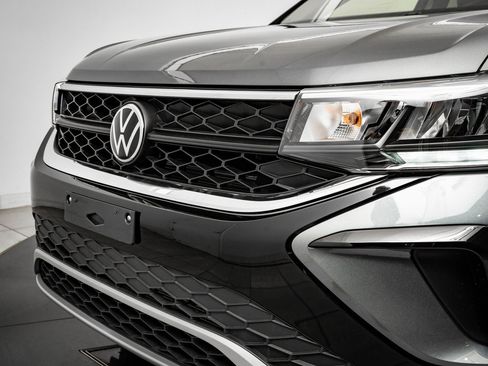 Used 2024 Volkswagen Taos SE image 3