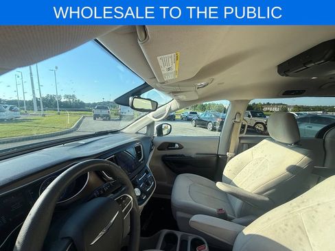 Used 2017 Chrysler Pacifica Touring w/ Tire & Wheel Group FWD image 16