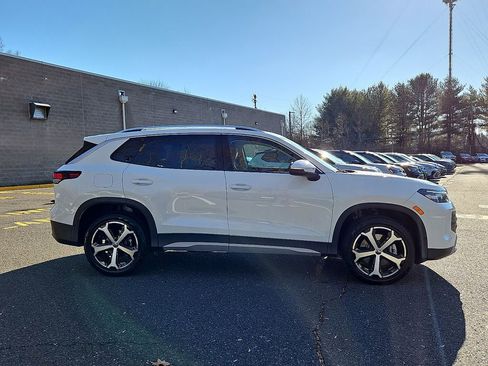 Certified 2025 Volkswagen Tiguan SE image 8