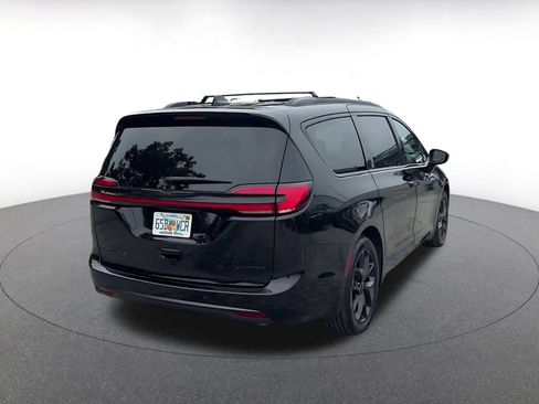 Used 2025 Chrysler Pacifica Limited FWD image 11