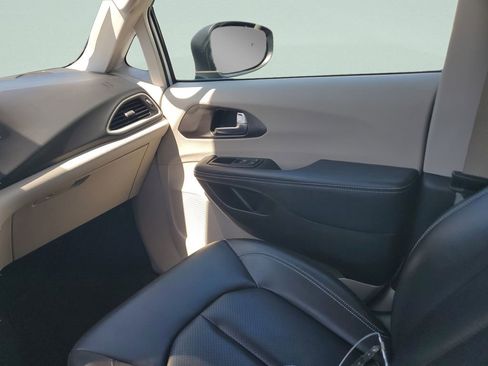 Used 2023 Chrysler Pacifica Touring-L image 16