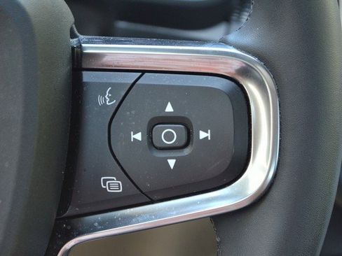 Used 2022 Volvo XC40 T5 R-Design w/ Climate Package image 21