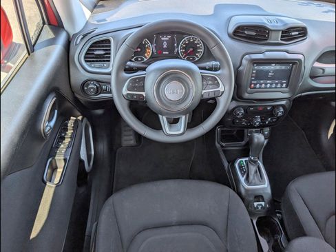 Used 2018 Jeep Renegade Latitude FWD image 8