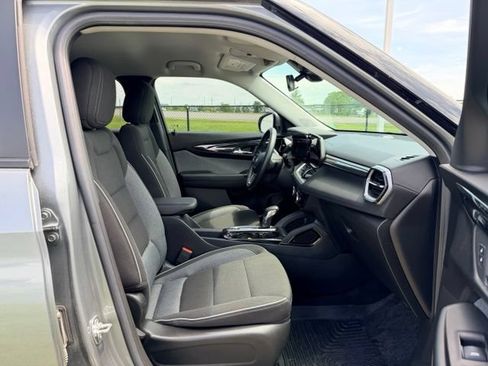 Used 2024 Chevrolet TrailBlazer LT w/ LT Cold Weather Package FWD image 10