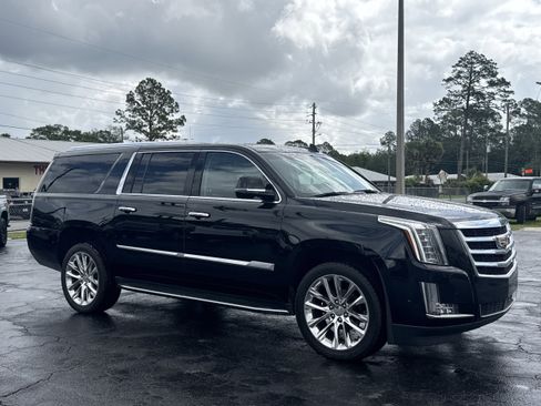 Used 2020 Cadillac Escalade ESV Luxury RWD image 2