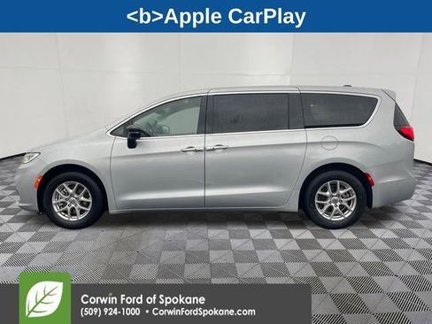 Used 2024 Chrysler Pacifica Touring-L image 10