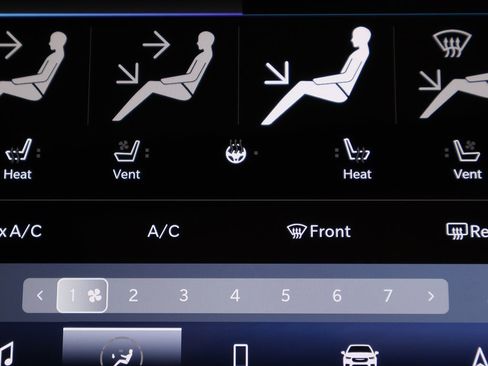 Used 2023 Chrysler Pacifica Limited w/ Uconnect Theater Family Group image 49