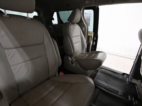 Used 2018 Toyota Sienna XLE Premium image 30