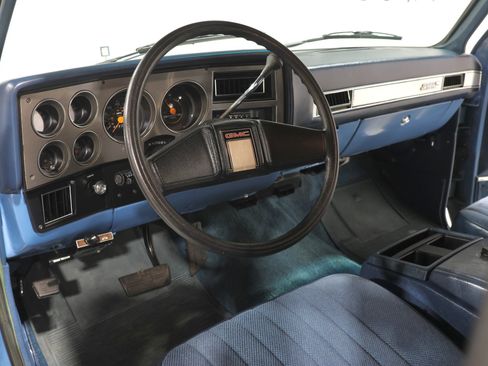 Used 1987 GMC Suburban 2WD image 2