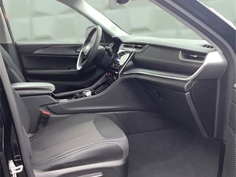 Used 2023 Jeep Grand Cherokee Laredo w/ Luxury Tech Group I image 15