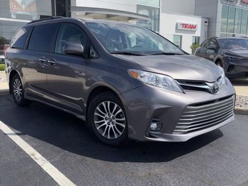 Used 2019 Toyota Sienna XLE Premium w/ Carpet Mat Package FWD image 1