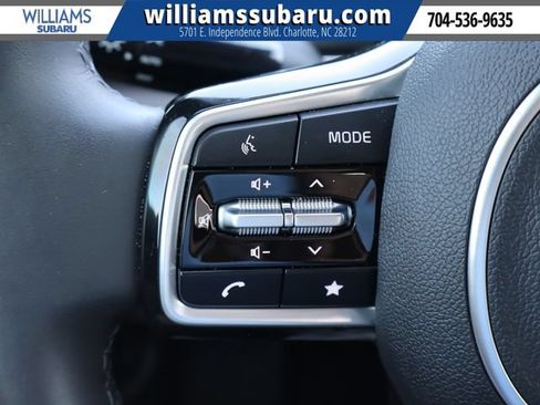 Used 2025 Kia Carnival EX FWD image 21