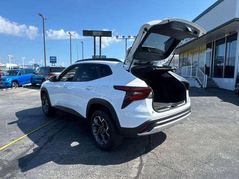 Used 2025 Chevrolet Trax LT w/ Driver Confidence Package image 16