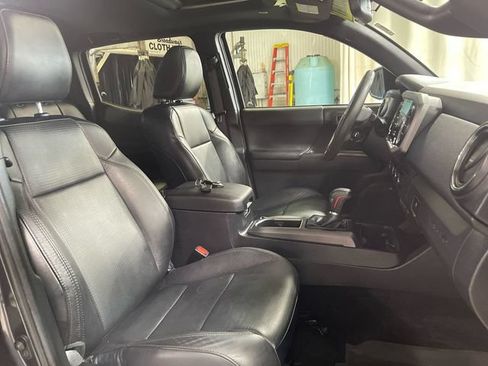 Used 2022 Toyota Tacoma TRD Sport w/ TRD Premium Sport Package AWD/4WD image 26