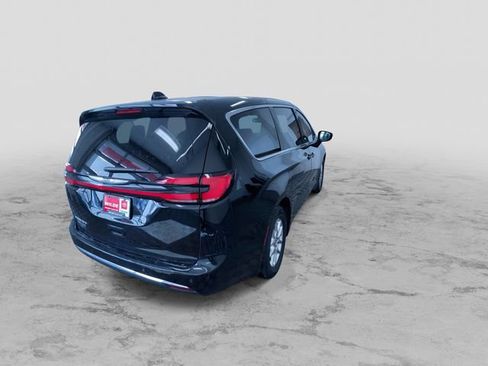 Used 2024 Chrysler Pacifica Touring-L FWD image 10