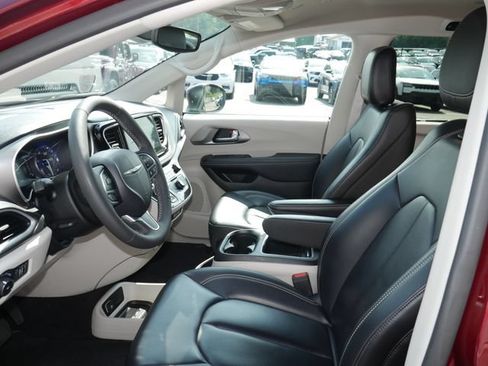 Used 2023 Chrysler Pacifica Touring-L FWD image 2