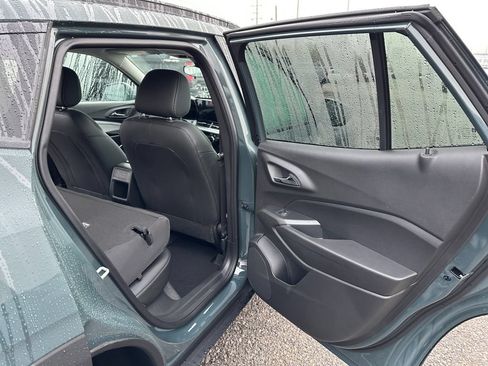Used 2025 Chevrolet Trax LT FWD image 32