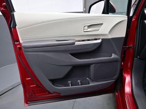 Used 2021 Toyota Sienna LE image 9