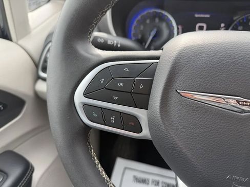 Used 2023 Chrysler Pacifica Touring-L image 16