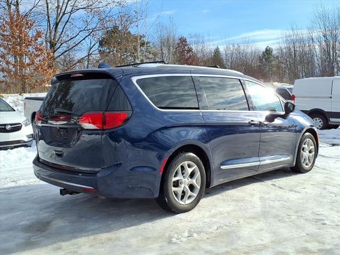 Used 2017 Chrysler Pacifica Touring-L Plus w/ Tire & Wheel Group image 4