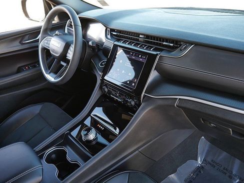 Used 2025 Jeep Grand Cherokee Altitude image 57