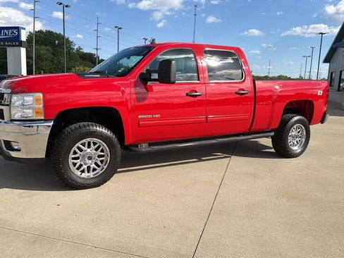 Used 2011 Chevrolet Silverado 2500 LT w/ Interior Plus Package AWD/4WD image 9